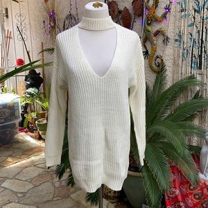 🔆🔆FIRM🔆🔆4E21 OFF WHITE V CUT OUT TURTLE NECK🔆🔆